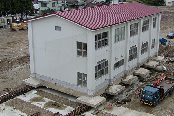 山形県：約1200トンのコンクリート造の校舎を直角方向に100m移動