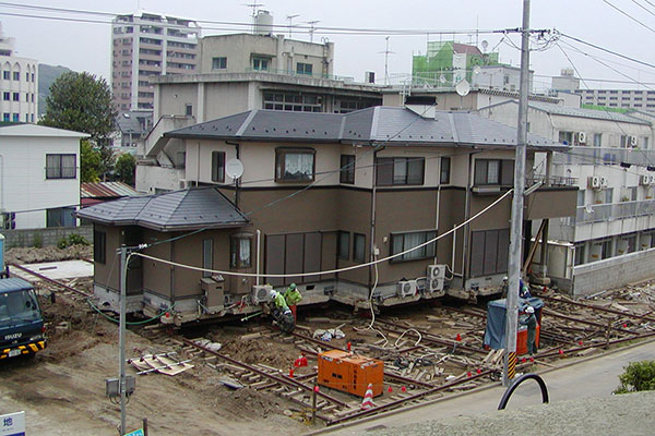 福島県：約45坪の住宅を基礎ごと70m移動