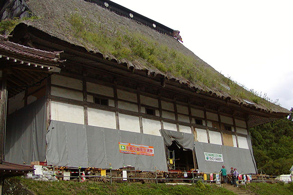 岩手県：藁葺では日本最大の720坪の重要文化財、正方寺のあげ方（元請カシマ）