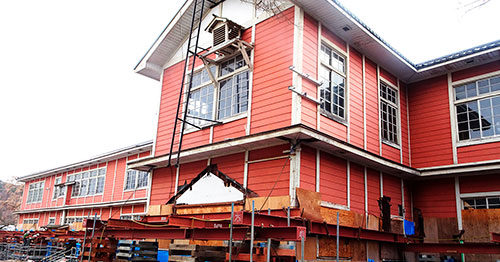 文化財長井小学校曳家・免震工事