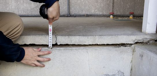 地盤沈下した土間