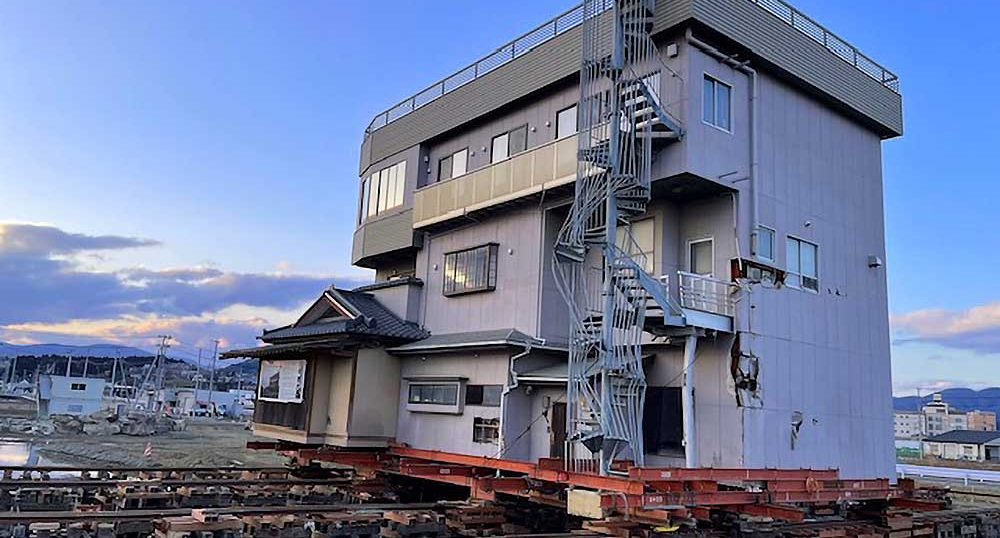 命のらせん階段3階建て住宅の曳家(宮城県気仙沼市)