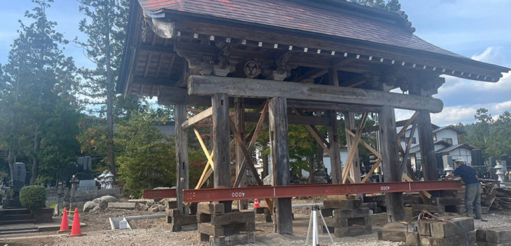 社寺山門の曳家工事(山形県朝日町)