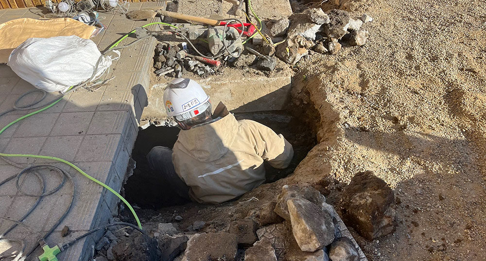 二階建て住宅の不同沈下修正基礎掘り起こし（埼玉県北葛飾郡）