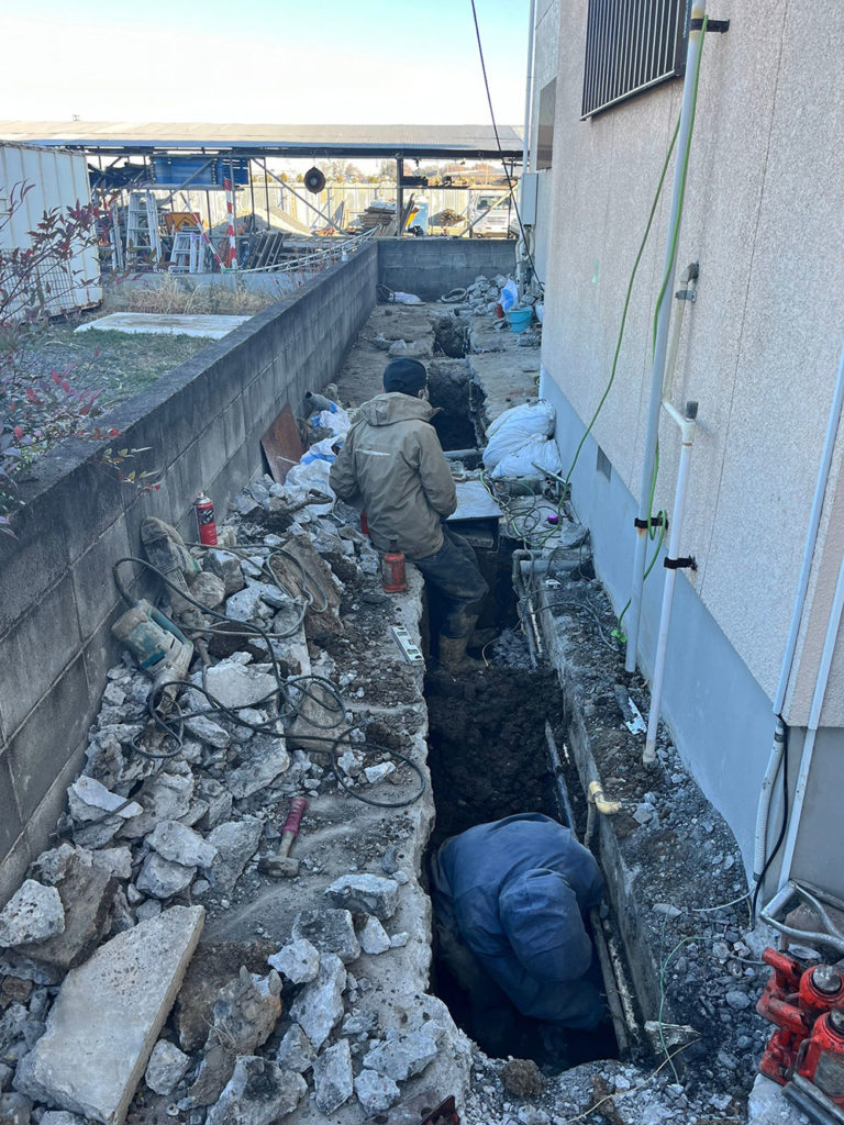 二階建て住宅の不同沈下修正基礎掘り起こし（埼玉県北葛飾郡）