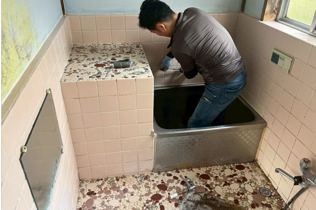 土台上げ工法の風呂土間の調査