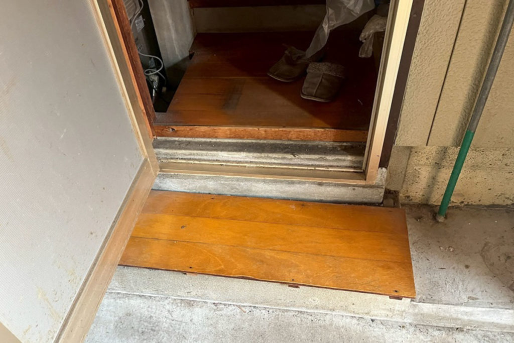 沈下修正の土台上げ工法の前工事