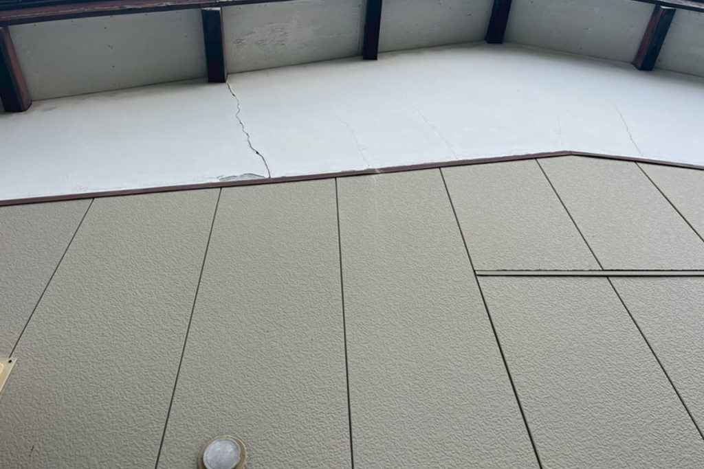 築40年以上の家の傾きよる外壁のヒビ割れ