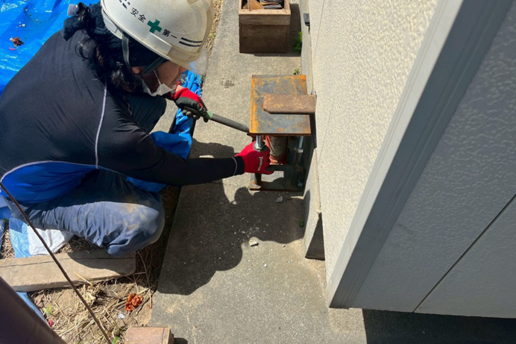 土台上げ工法によるジャッキアップ