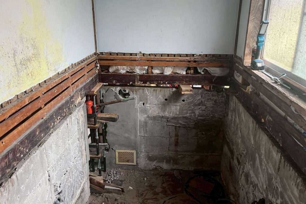 土台上げ工法によるジャッキアップ