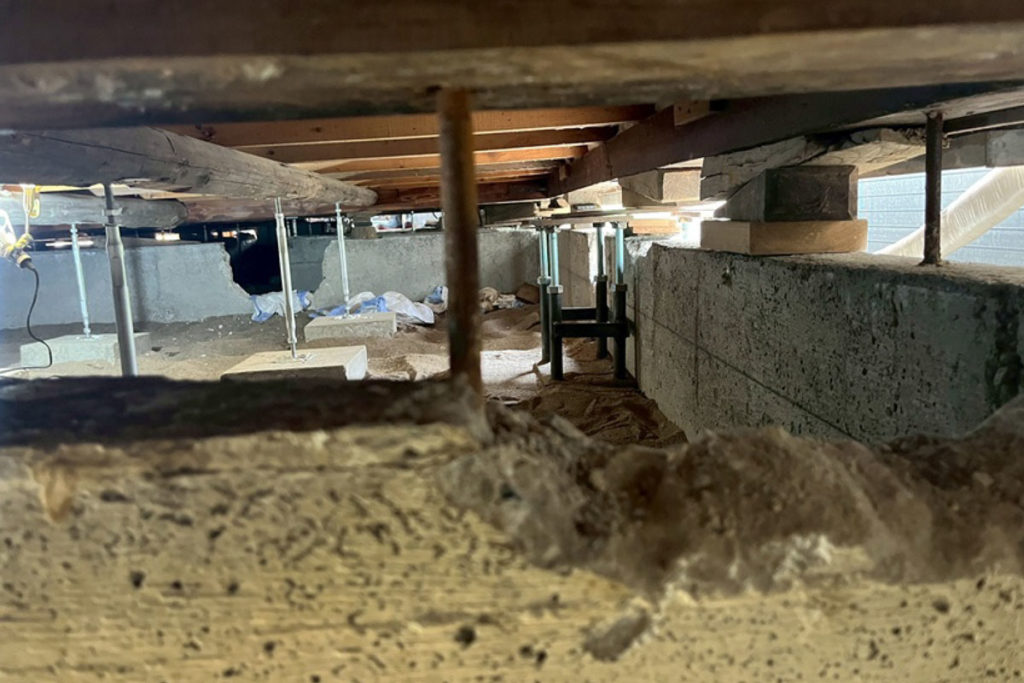 土台上げ工法によるジャッキアップ