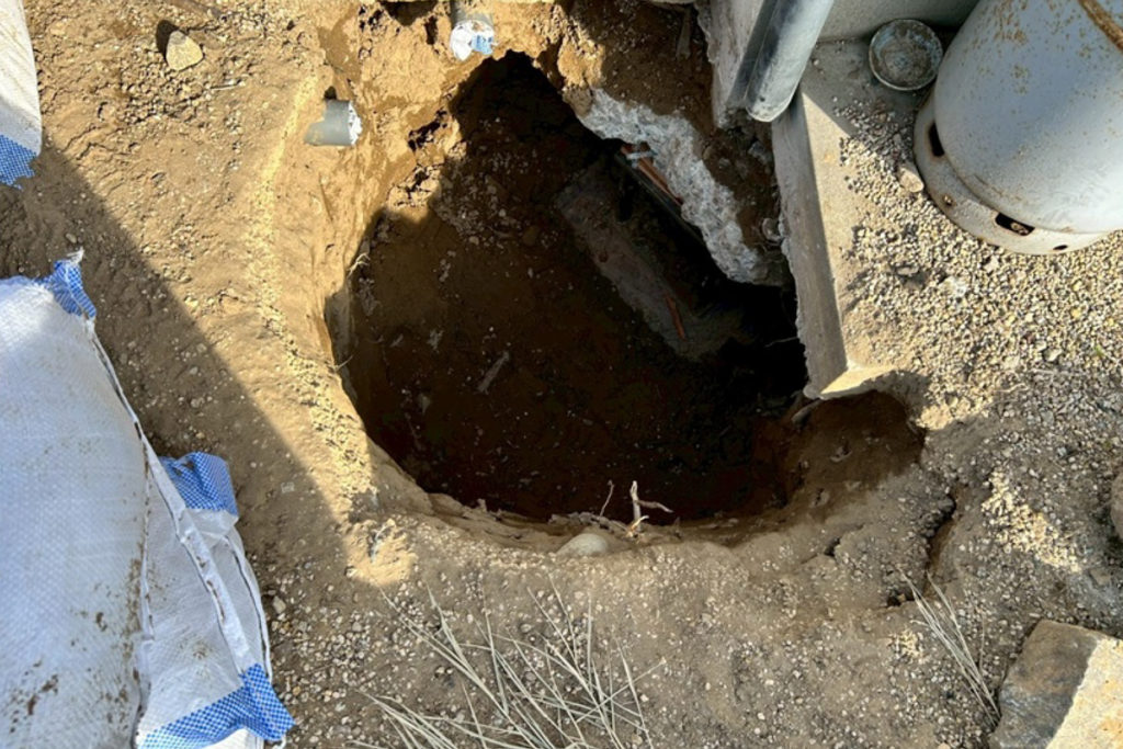 沈下修正工事掘削作業（石川県羽咋市）