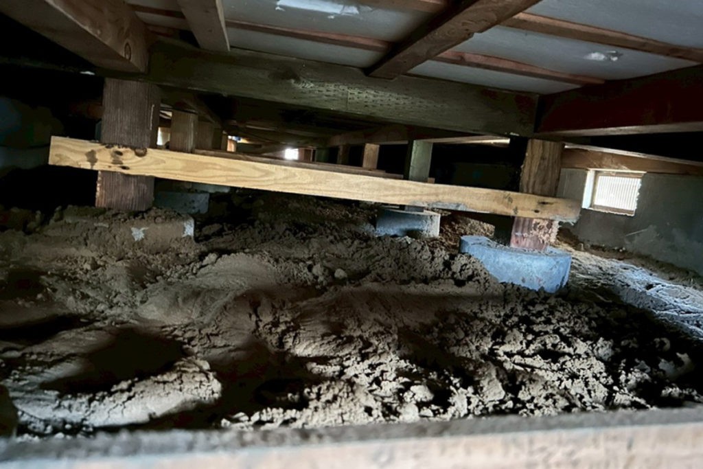 沈下修正工事床下調整（石川県羽咋市）