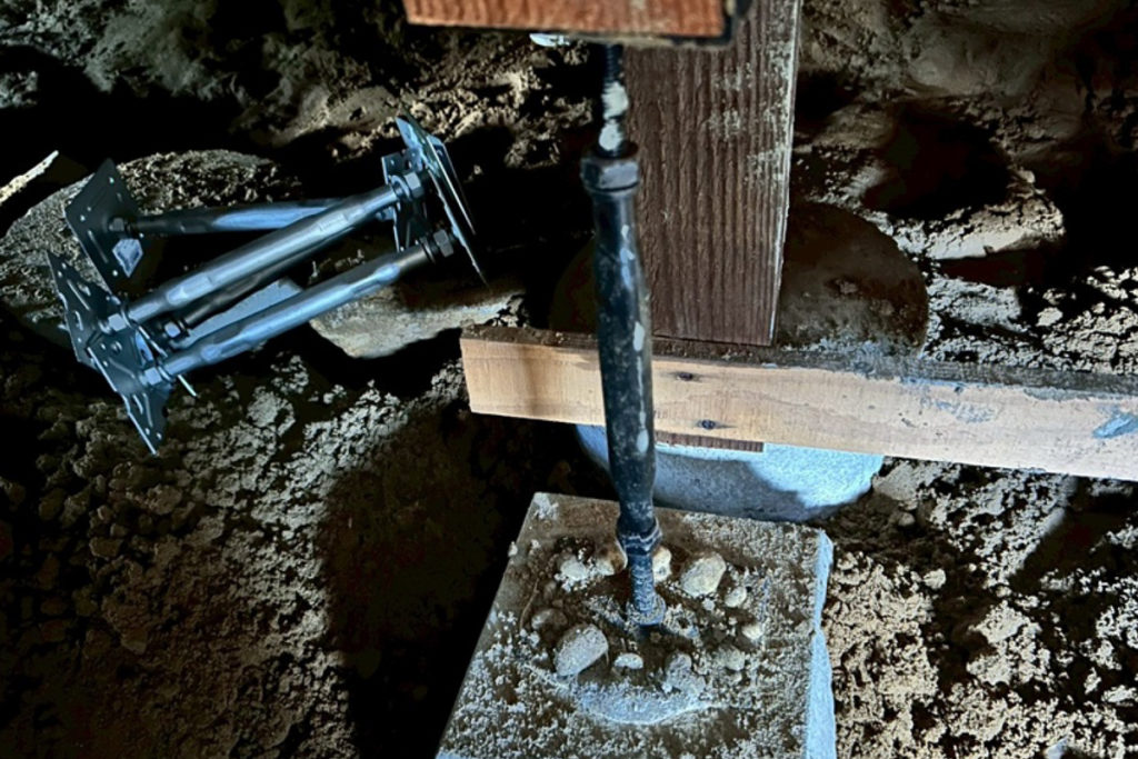 沈下修正工事床下調整（石川県羽咋市）